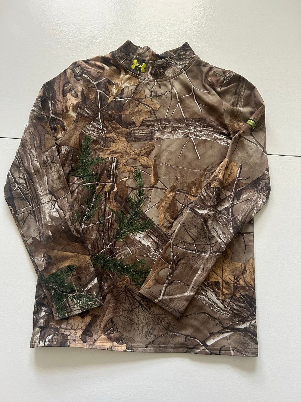 Under Armour, child’s hunting shirt scent control YXL